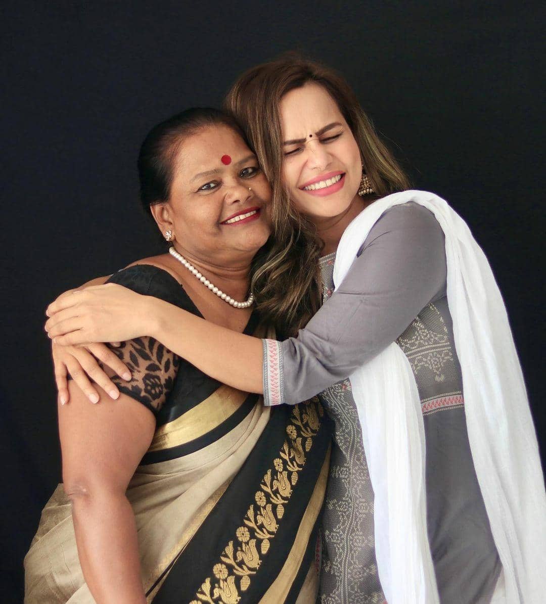 aarohi singh with mom